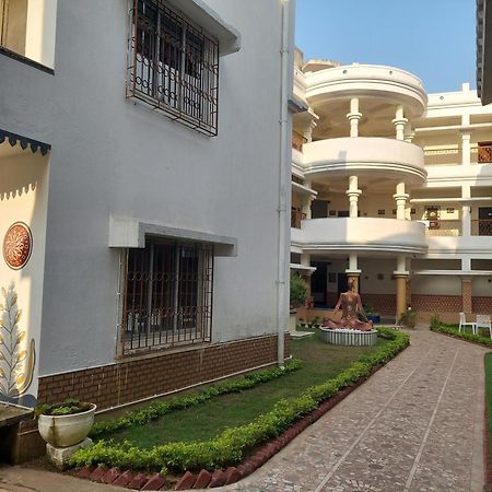 Hotel Kolam Shānti Niketan Buitenkant foto