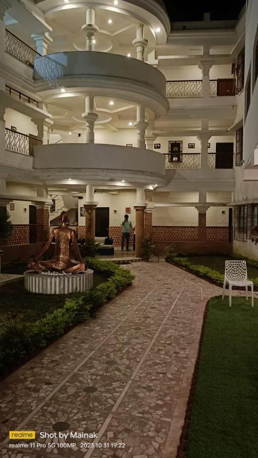 Hotel Kolam Shānti Niketan Buitenkant foto