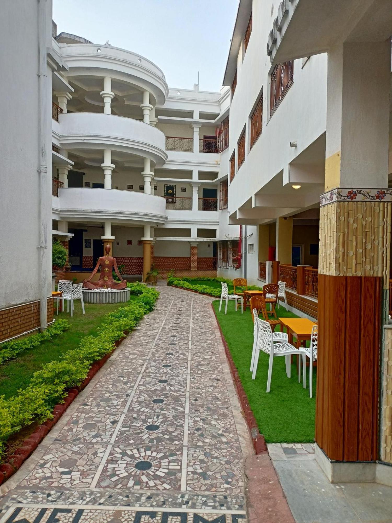 Hotel Kolam Shānti Niketan Buitenkant foto
